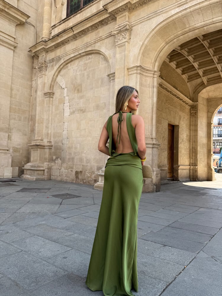 Vestido verde con la espalda descubierta para invitada elegante