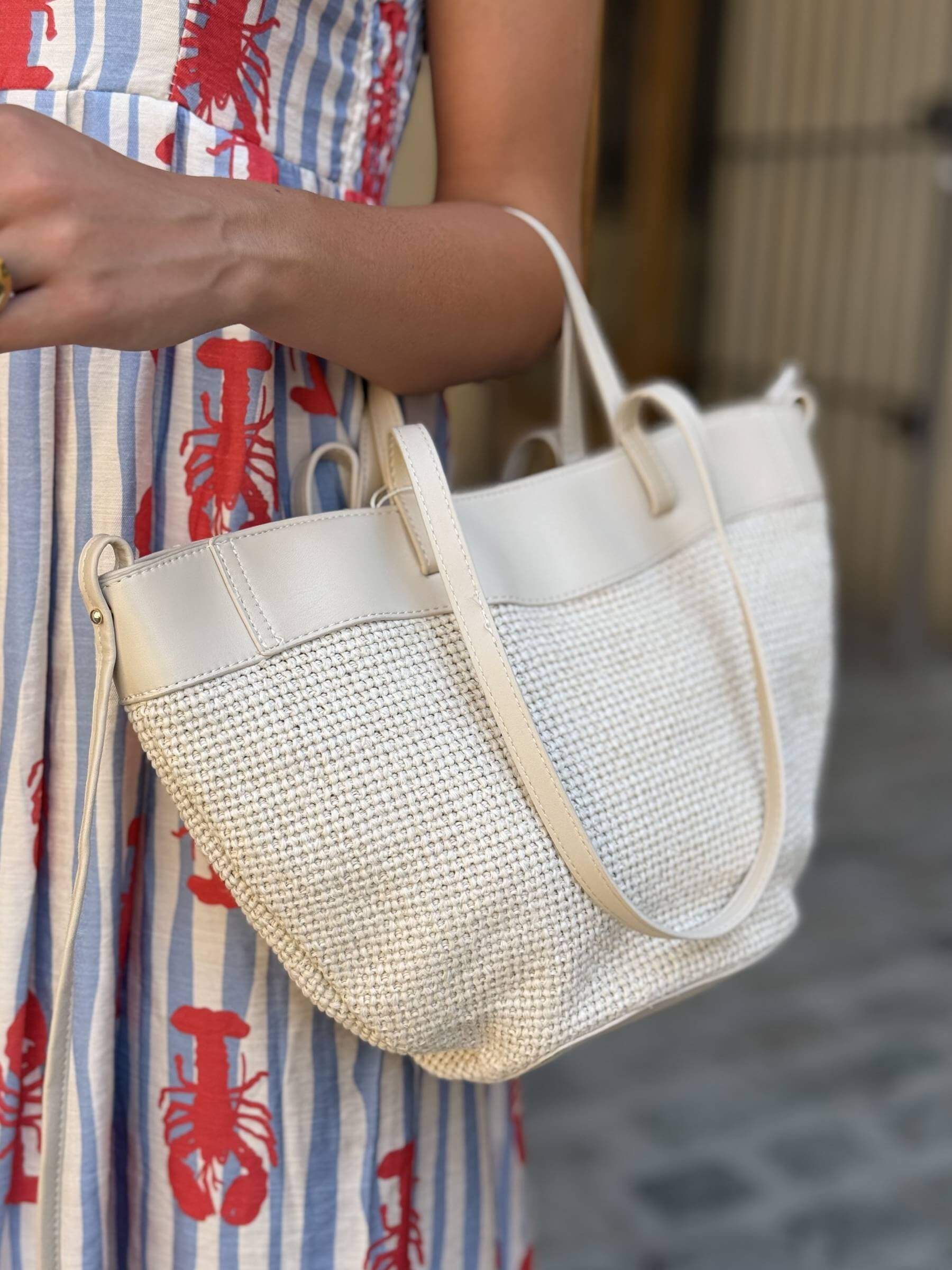 Bolso tipo cesta beige muy claro