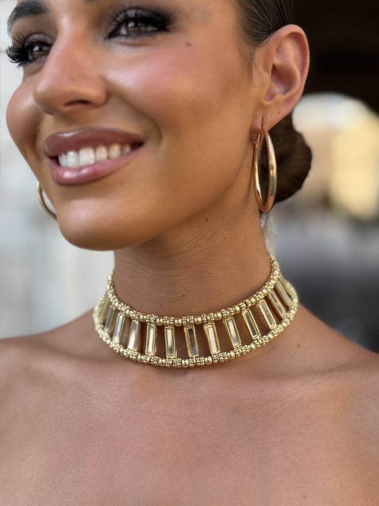 Choker dorado diseño estructurado con tubos metálicos para invitadas
