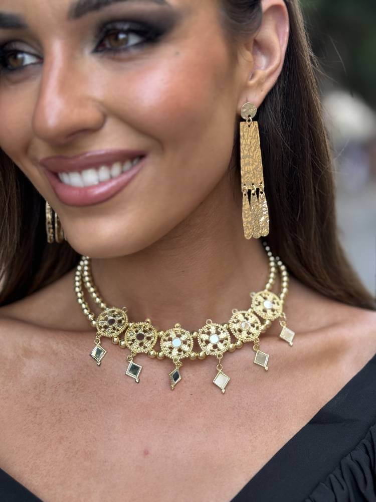 Choker dorado pequeñas piezas geométricas colgantes con acabado brillante