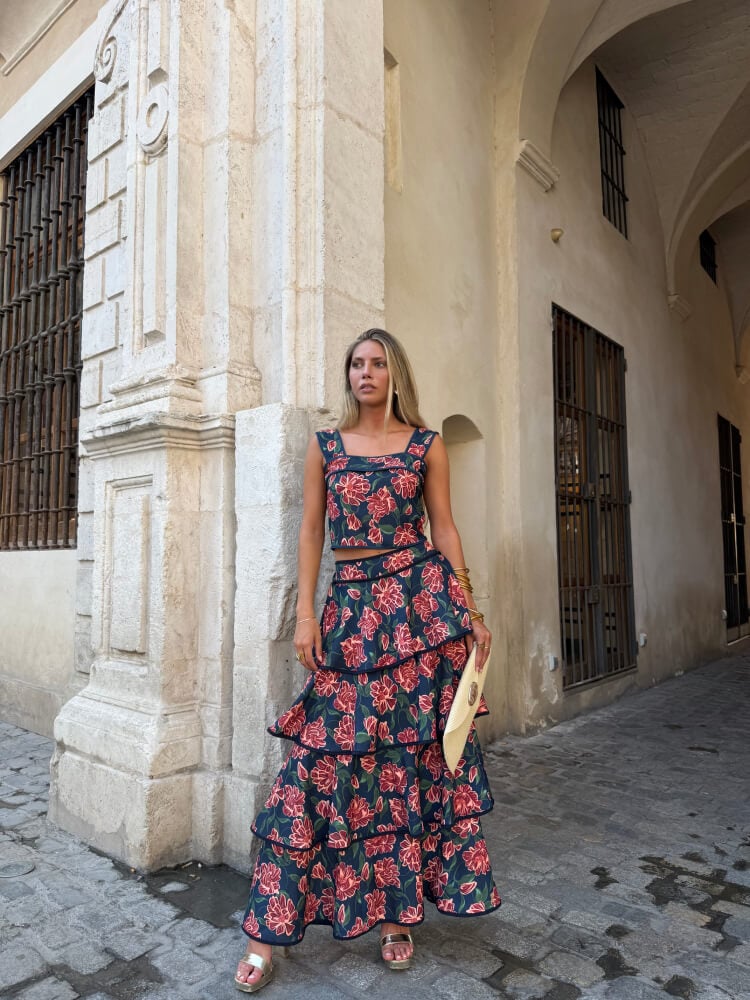 Look veraniego de invitada con conjunto elegante y femenino