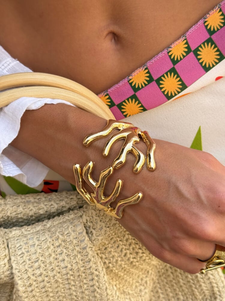 Brazalete en acero dorado con forma de ramas de coral