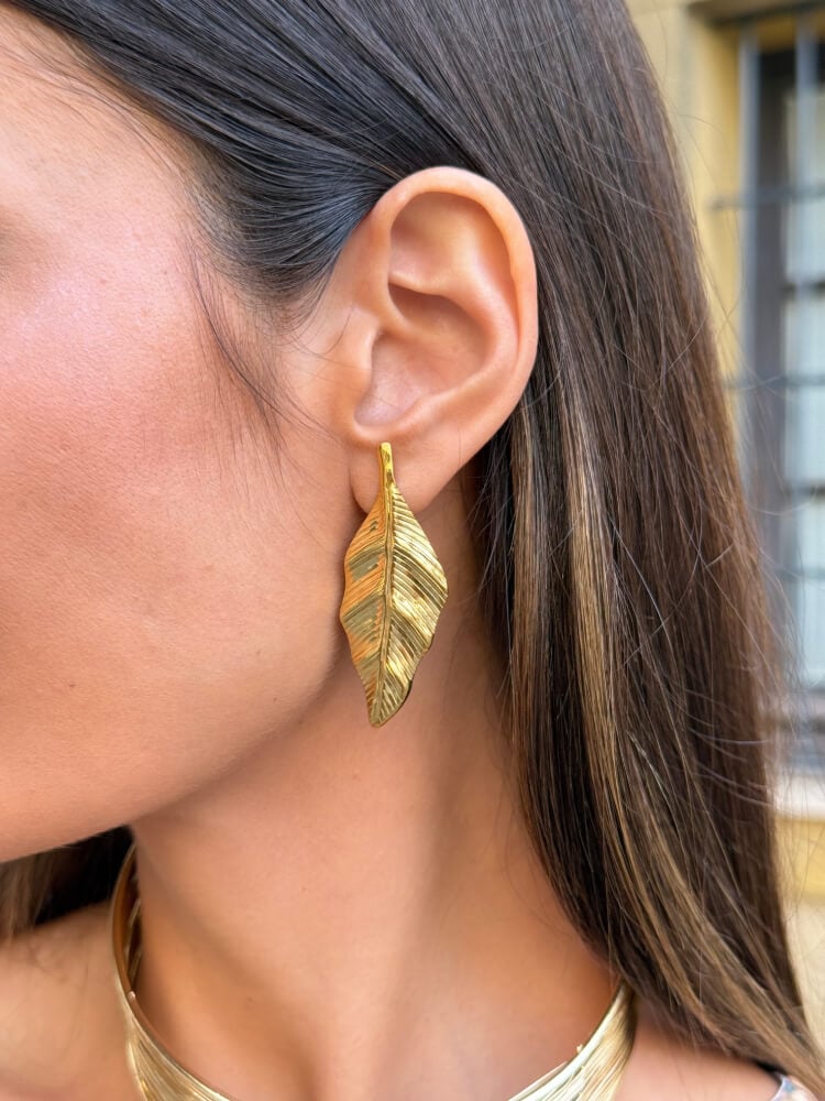 Pendientes en acero dorado con diseño de hoja mediana para invitada