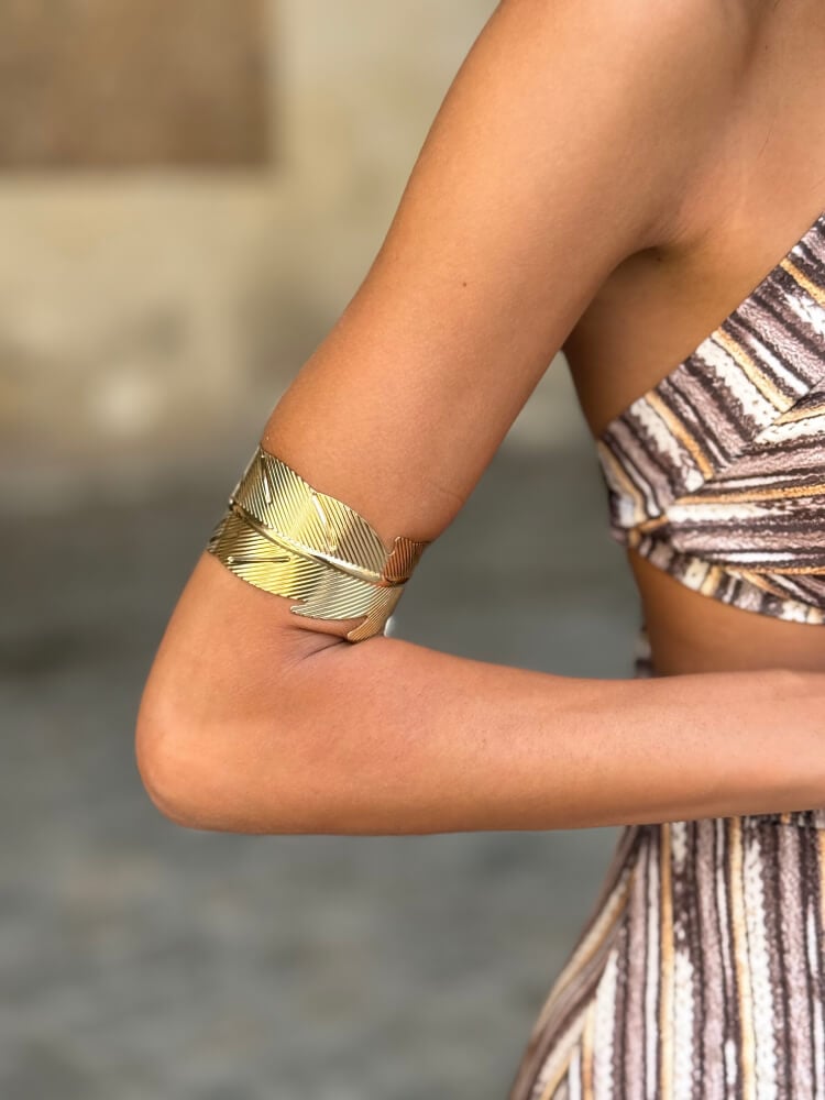 Brazalete en acero dorado con diseño de hoja
