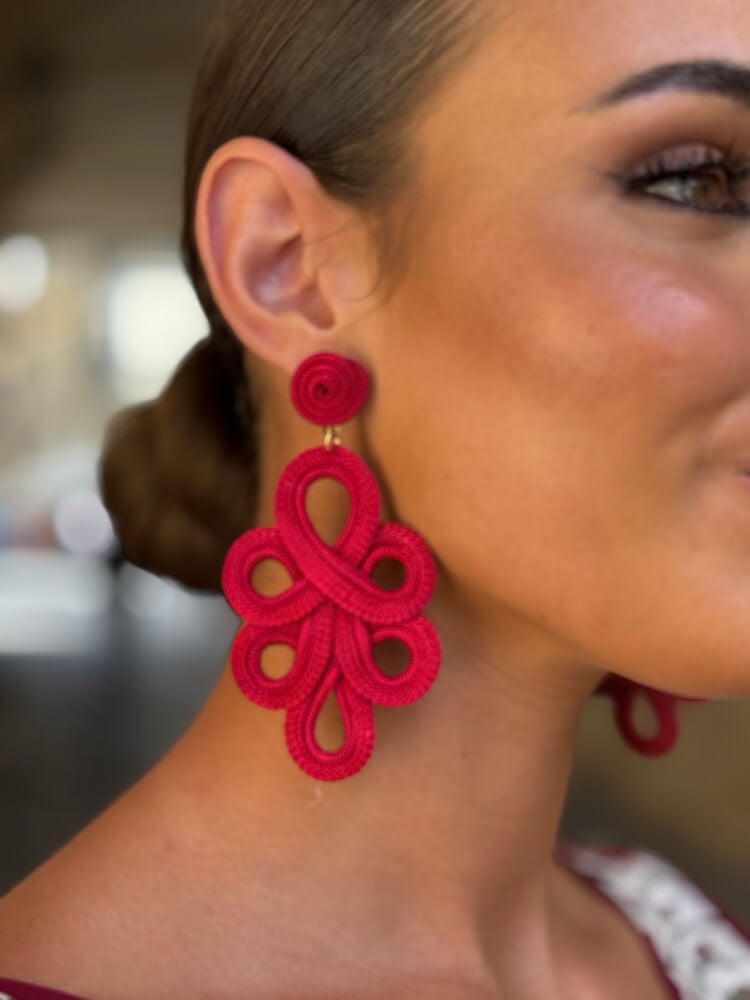 Pendientes en color vino intenso con hilos entrelazados
