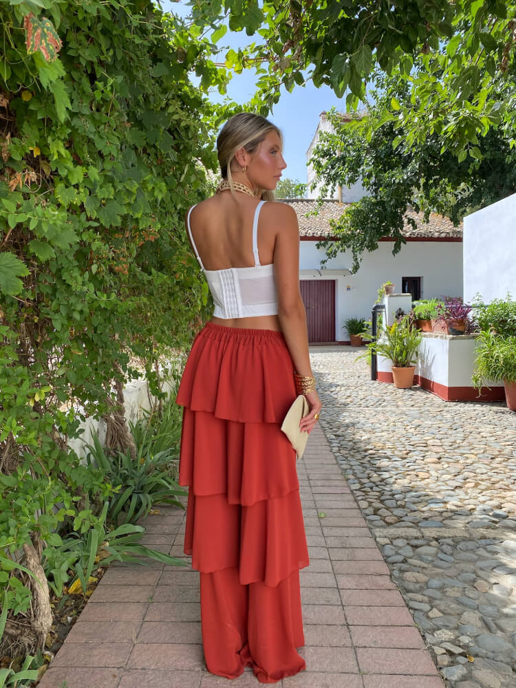 Pantalón en tono teja en tejido gasa visto de perfil