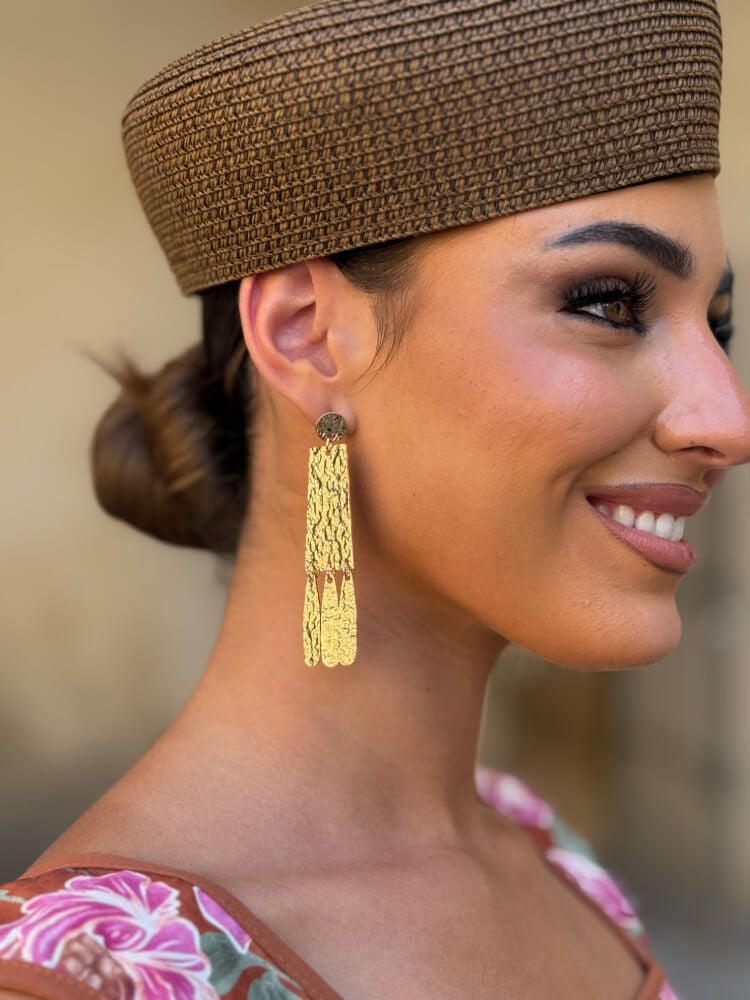 Pendientes en metal dorado con acabado martelé para invitada