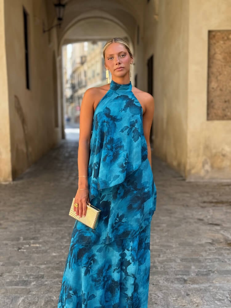Vestido en tejido gasa azul con cascada de volantes