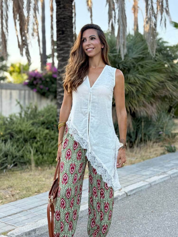 Blusa blanca asimétrica en tejido tipo lino