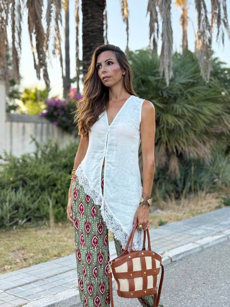Blusa blanca asimétrica en tejido tipo lino con botones