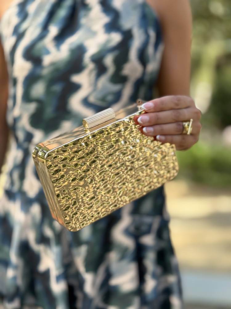 Bolso de mano dorado para invitada
