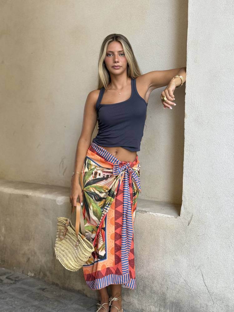 Falda pareo estampado tropical multicolor con abertura lateral