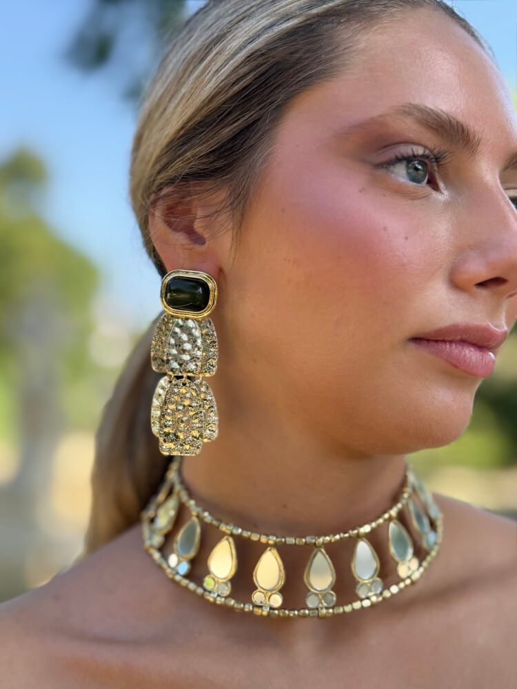 Pendientes dorados con piedra verde oliva