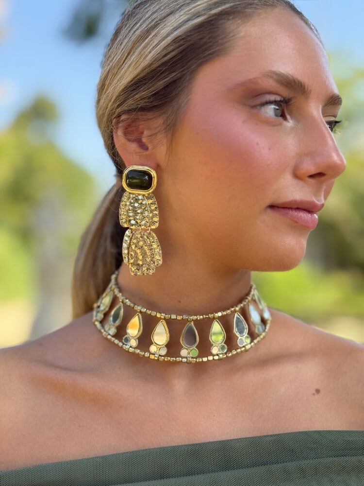 Pendientes dorados con piedra verde oliva para invitada