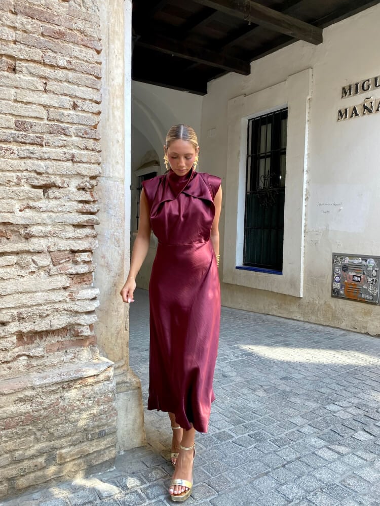 Vestido en tono vino de invitada
