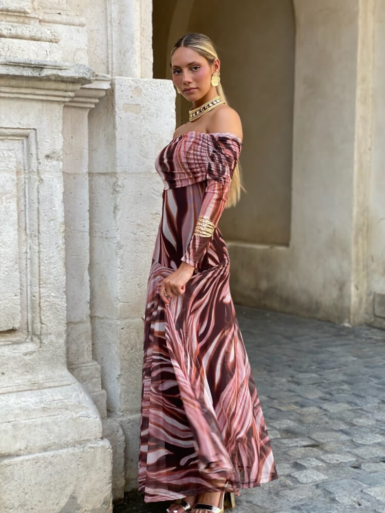 Vestido estampado floral en tonos cálidos con escote palabra de honor