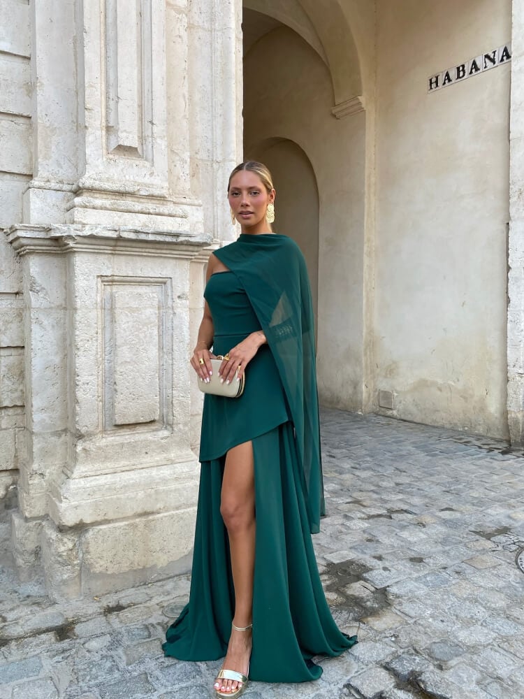Vestido largo verde botella de invitada con abertura lateral