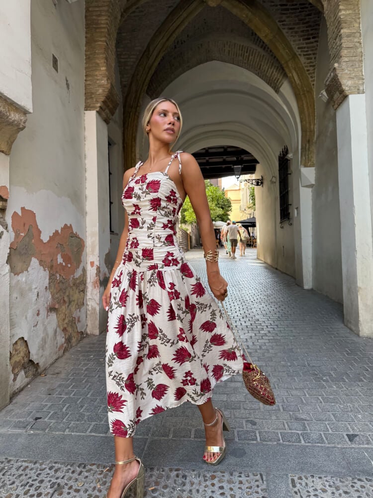 Vestido blanco con estampado de rosas