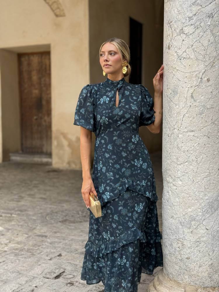 Vestido largo en tono azul petróleo con estampado floral para invitada