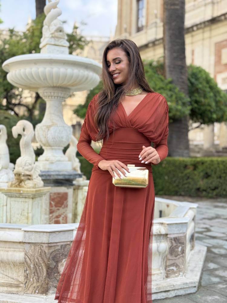 Vestido largo en tono teja en tejido tul para invitada