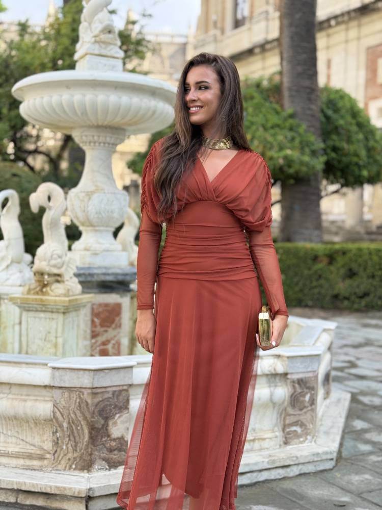 Vestido largo en tono teja en tejido tul para invitada